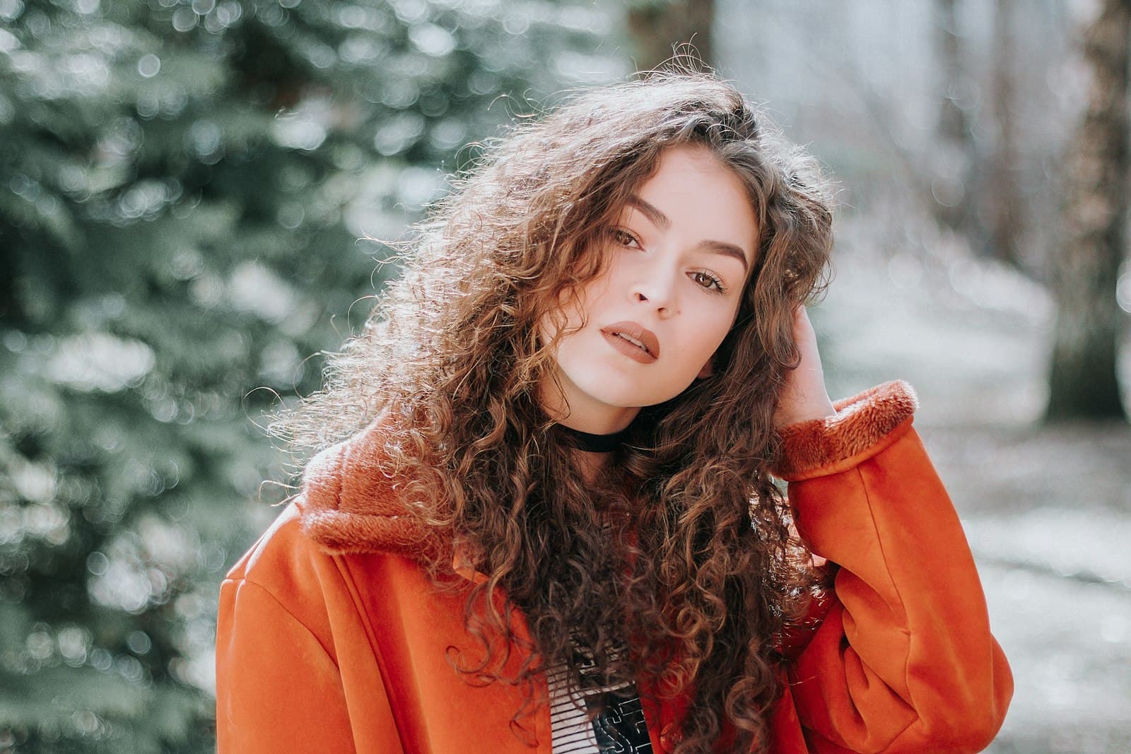 Clean-Girl Hair: Claw Clips & Silk Scrunchies